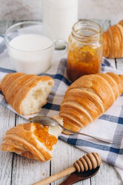 Taze pişmiş kruvasan. 