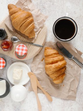 Taze pişmiş kruvasan. 