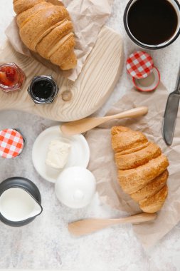 Taze pişmiş kruvasan. 