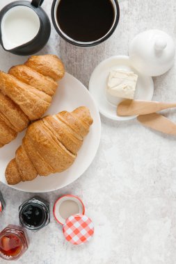 Taze pişmiş kruvasan. 