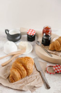 Taze pişmiş kruvasan. 