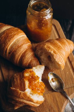 Taze pişmiş kruvasan. 