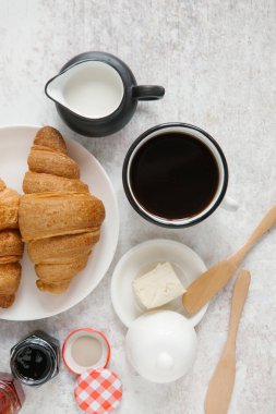 Taze pişmiş kruvasan. 