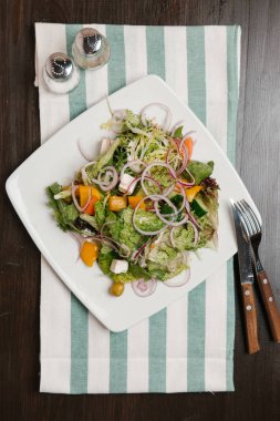 Taze sebze salatası.