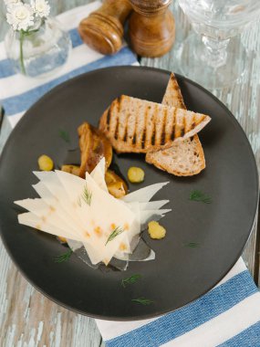 Bruschetta çanak tepesi ile