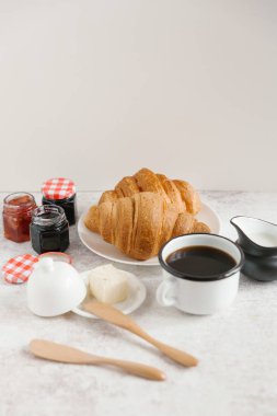 Taze pişmiş kruvasan. 