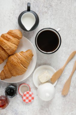 Taze pişmiş kruvasan. 