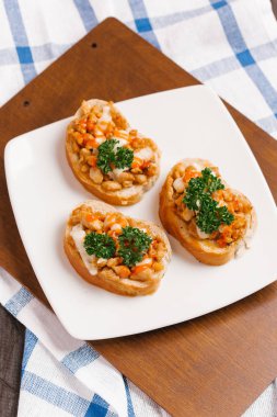 Bruschetta çanak tepesi ile