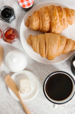 Taze pişmiş kruvasan. 