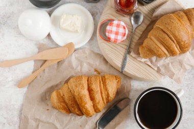 Taze pişmiş kruvasan. 