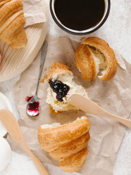 Taze pişmiş kruvasan. 