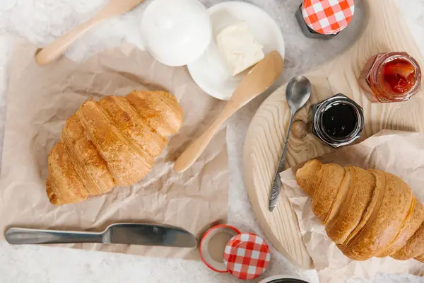 Taze pişmiş kruvasan. 