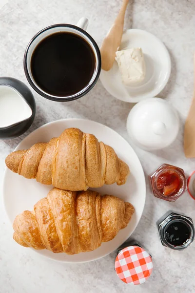 Frisch gebackene Croissants — Stockfoto