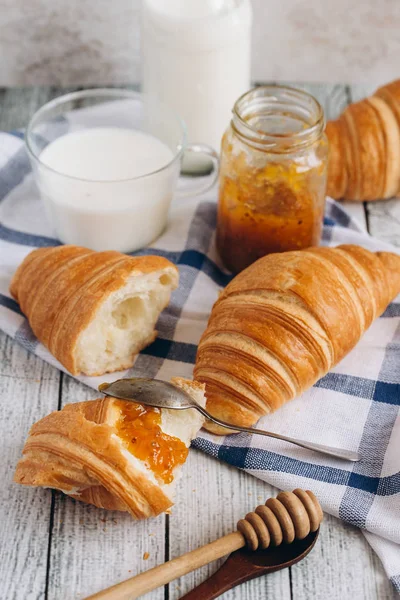 Taze pişmiş kruvasan. 