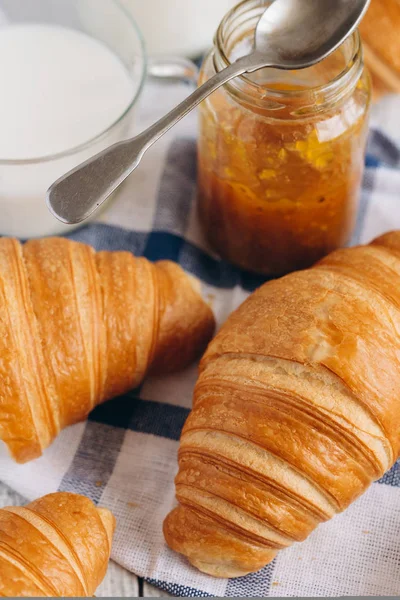 Frisch gebackene Croissants — Stockfoto