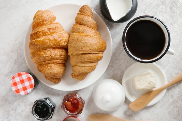 Croissants fraîchement cuits au four — Photo