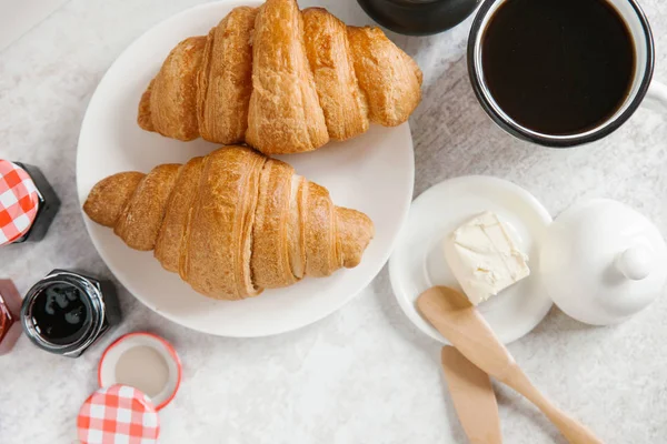 Croissants fraîchement cuits au four — Photo