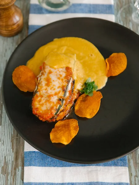 kavrulmuş et sosu ile