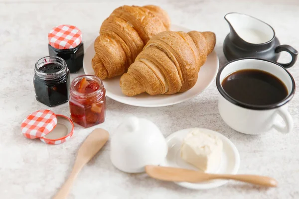 Taze pişmiş kruvasan. 