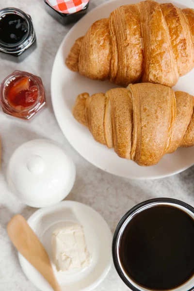 Taze pişmiş kruvasan. 