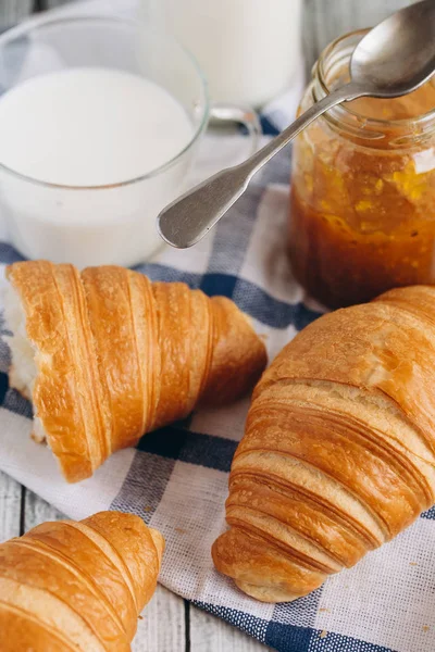 Croissants fraîchement cuits au four — Photo