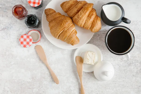 Taze pişmiş kruvasan. 