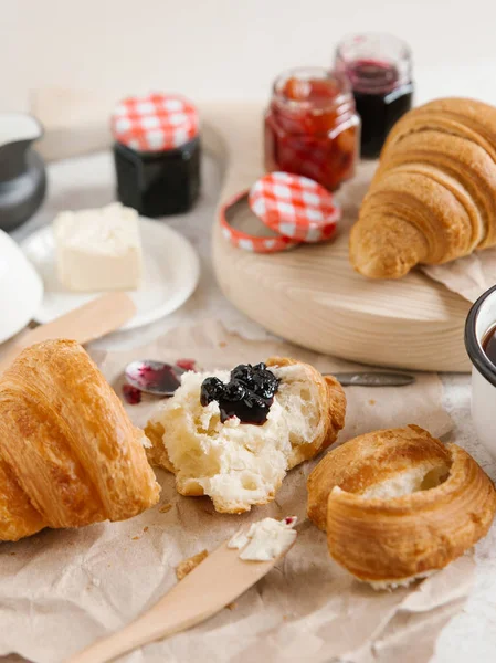 Frisch gebackene Croissants — Stockfoto