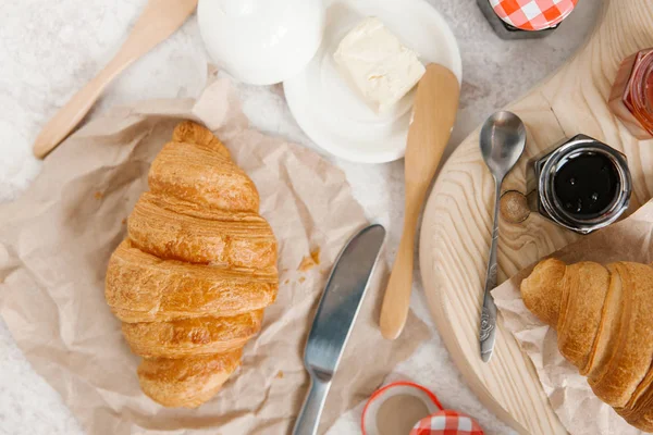 Taze pişmiş kruvasan. 