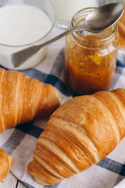 Taze pişmiş kruvasan. 