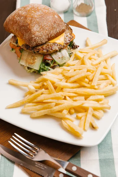 Burgare med pommes frites — Stockfoto