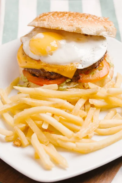 Patates kızartmalı hamburger.