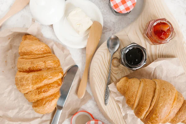 Croissants fraîchement cuits au four — Photo