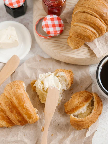 Frisch gebackene Croissants — Stockfoto