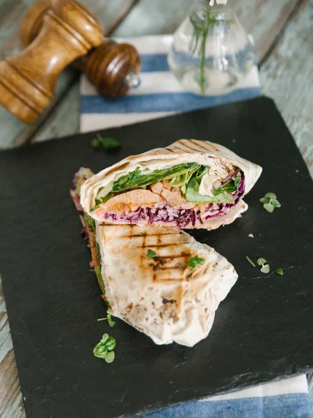 Горячие бутерброды с салатом — стоковое фото
