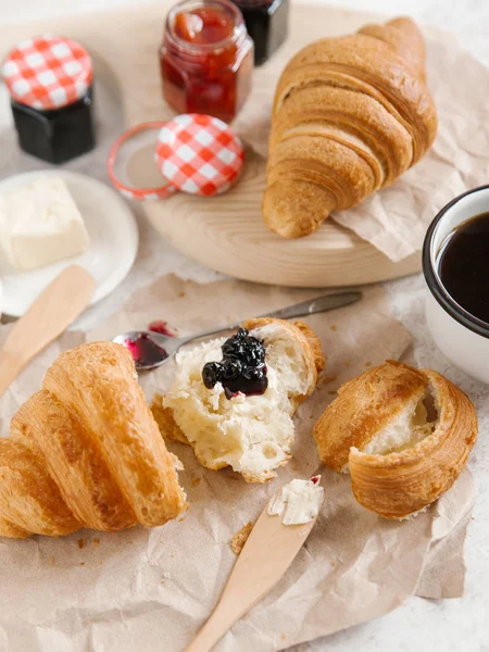 Taze pişmiş kruvasan. 