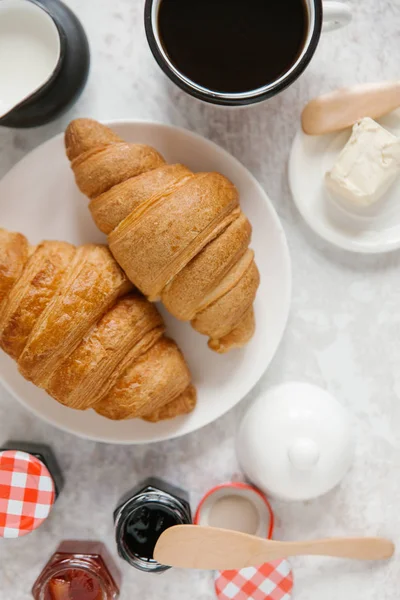 Taze pişmiş kruvasan. 