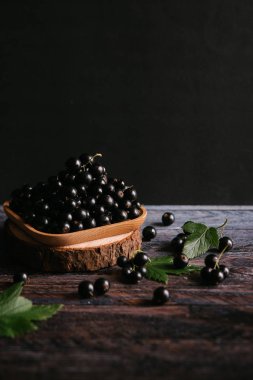 Olgun blackcurrant ile kahverengi plaka 