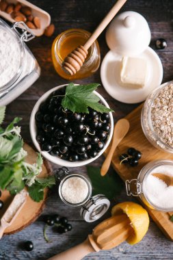 blackcurrant pasta için malzemeler 