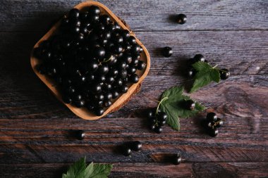 Olgun blackcurrant ile kahverengi plaka 