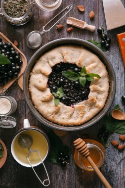 blackcurrant pasta pişirme pan içinde