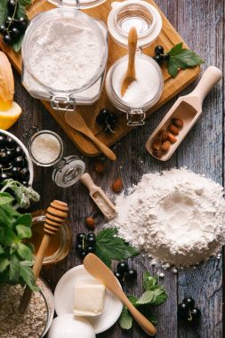 blackcurrant pasta için malzemeler 