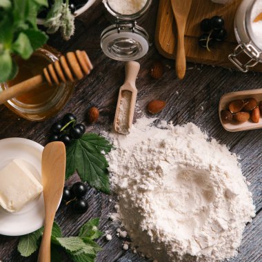 blackcurrant pasta için malzemeler 