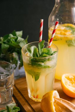 kavanoz ve cam limonata ile