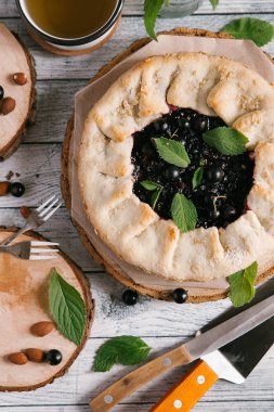 Blackcurrant pasta ahşap coaster üzerinde