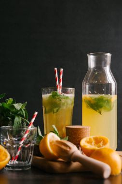 kavanoz ve cam limonata ile