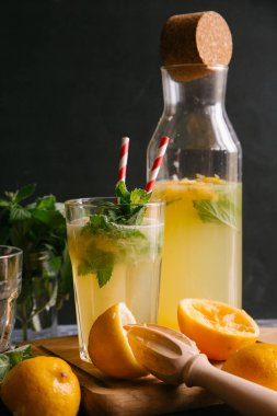 kavanoz ve cam limonata ile