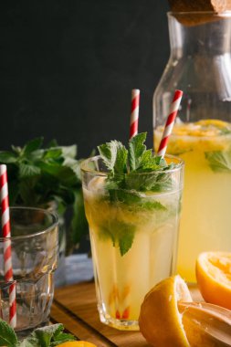 kavanoz ve cam limonata ile