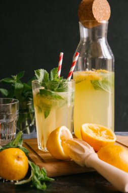 kavanoz ve cam limonata ile