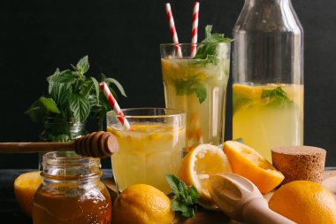 kavanoz ve bardak limonata ile