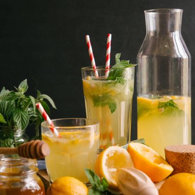 kavanoz ve bardak limonata ile